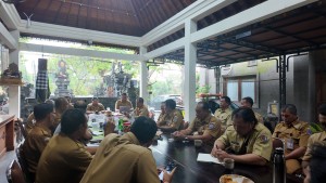 RAPAT KOORDINASI PENGELOLAAN SAMPAH PERBEKEL LURAH SE-KECAMATAN DENPASAR TIMUR OLEH KECAMATAN DENPASAR TIMUR