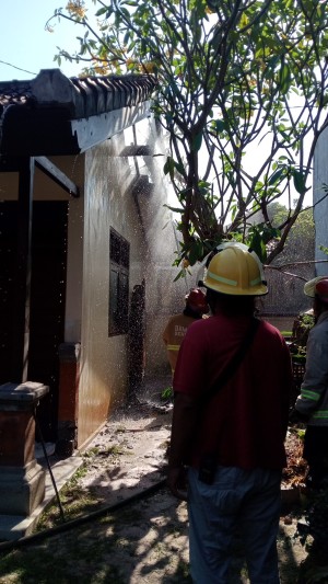 TAGANA BERSAMA PEMADAM KEBAKARAN KOTA DENPASAR ATENSI LAPORAN KEBAKARAN DI JALAN COK AGUNG TRESNA