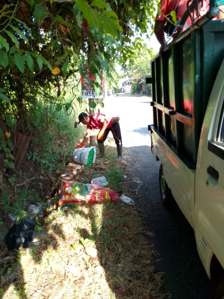 TIM PENYISIRAN SAMPAH LIAR DI JALAN DEWI MADRI, HAYAM WURUK, DAN BADAK AGUNG